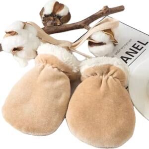 Warm mittens baby boys or girls 1-3 years
